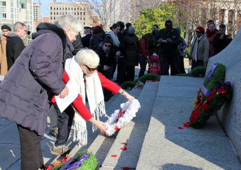 Heather Menzies (left), Rosalie Reynolds lay wreath of white poppies 